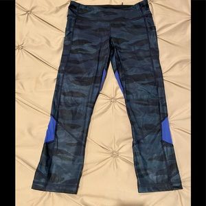 Lulu lemon  camo crop leggings sz Large